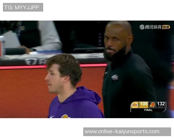 菲尔普斯现场观战湖人对阵太阳身穿布克签名鞋引关注 菲尔普斯现场观战湖人对阵太阳身穿布克签名鞋引关注